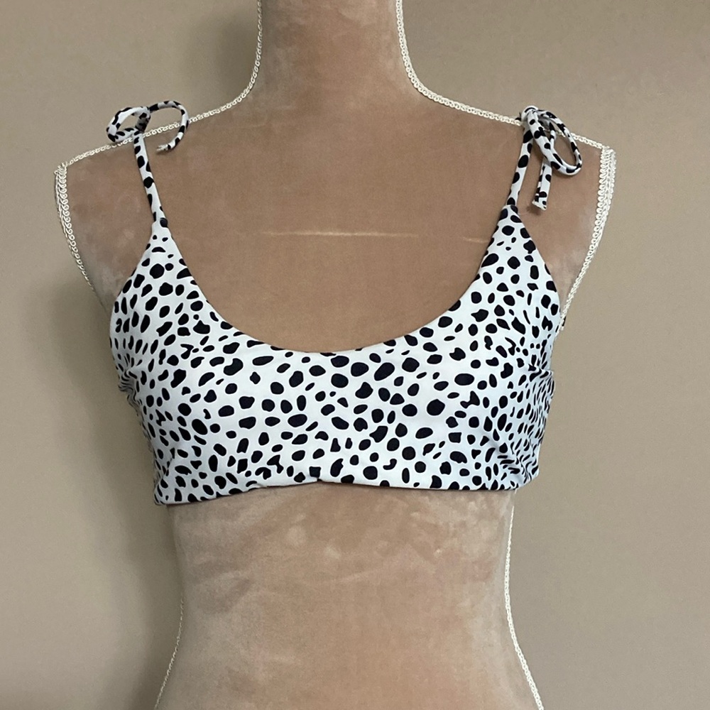 Bikini top in white Dalmatian print. Adjustable straps - size 8